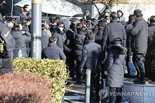 고위공직자범죄수사처(공수처)와 경찰이 윤석열 대통령에 대한 2차 체포영장 집행에 나선 15일 서울 용산구 한남동 대통령 관저 입구에서 경찰 및 공수처 수사관 등이 철수하고 있다. [연합뉴스]